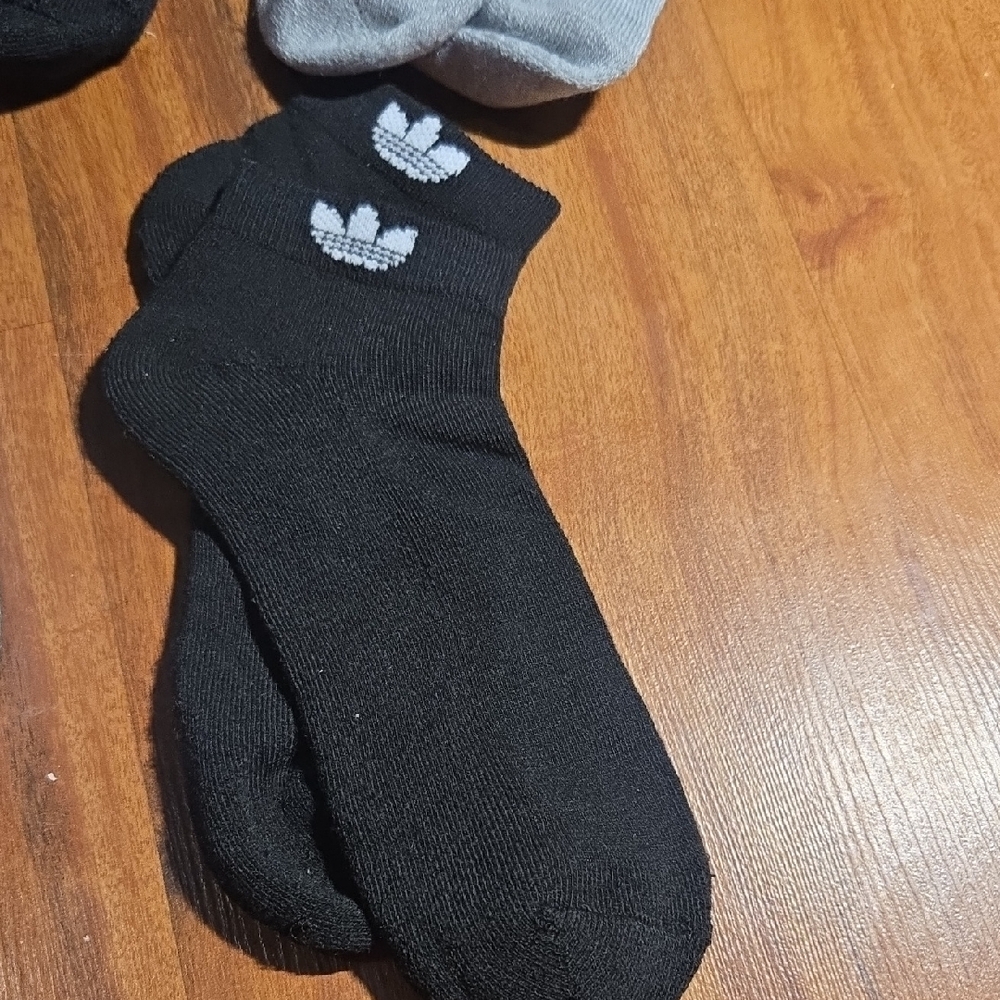 adidas Men's Athletic Socks - Black, Gray, and White NEW 4 PAIRS - Picture 2 of 7